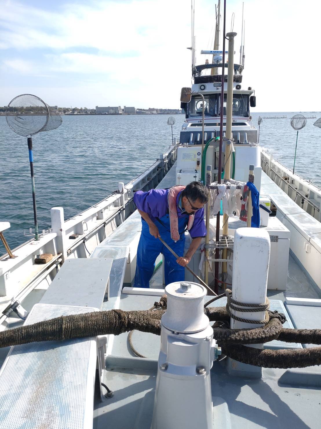 お仕事は夜明け前の準備から帰港後の船洗いまで。